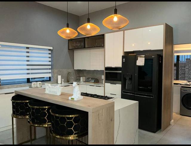 4 BEDROOM HOUSE FOR SALE IN MIDSTREAM HEIGHTS